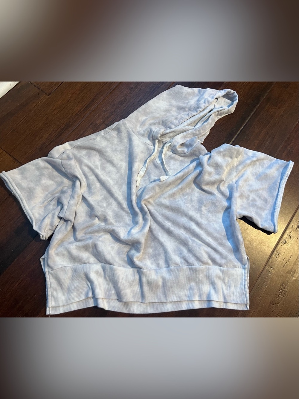 SO Women's Light gray & white tie dye look Short-Sleeve Hooded Pullover
